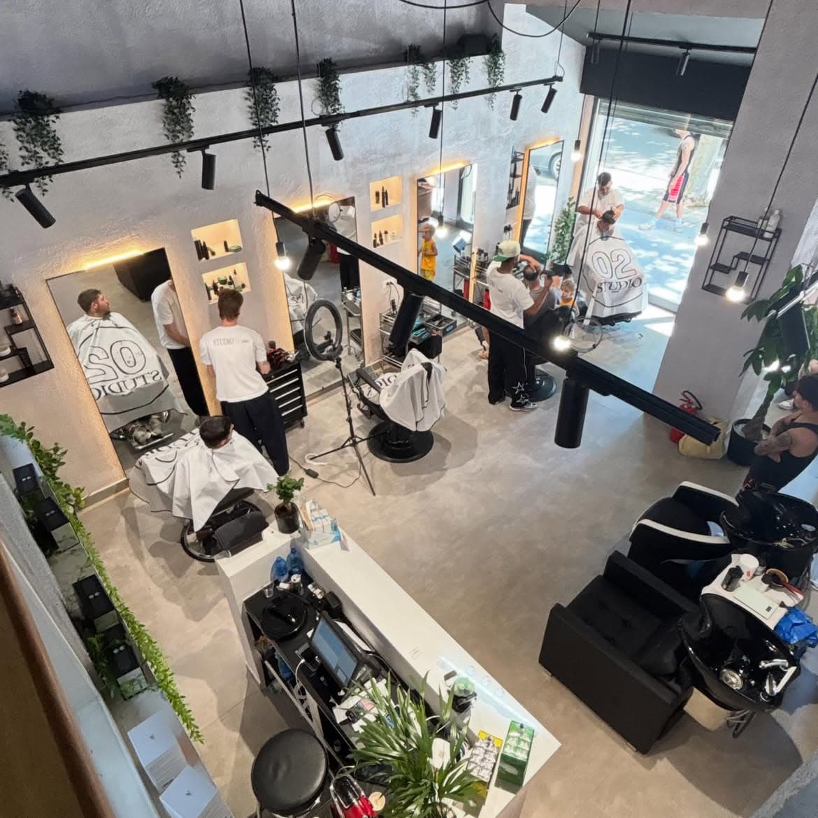 Interno della barberia Studio 02 a Rimini