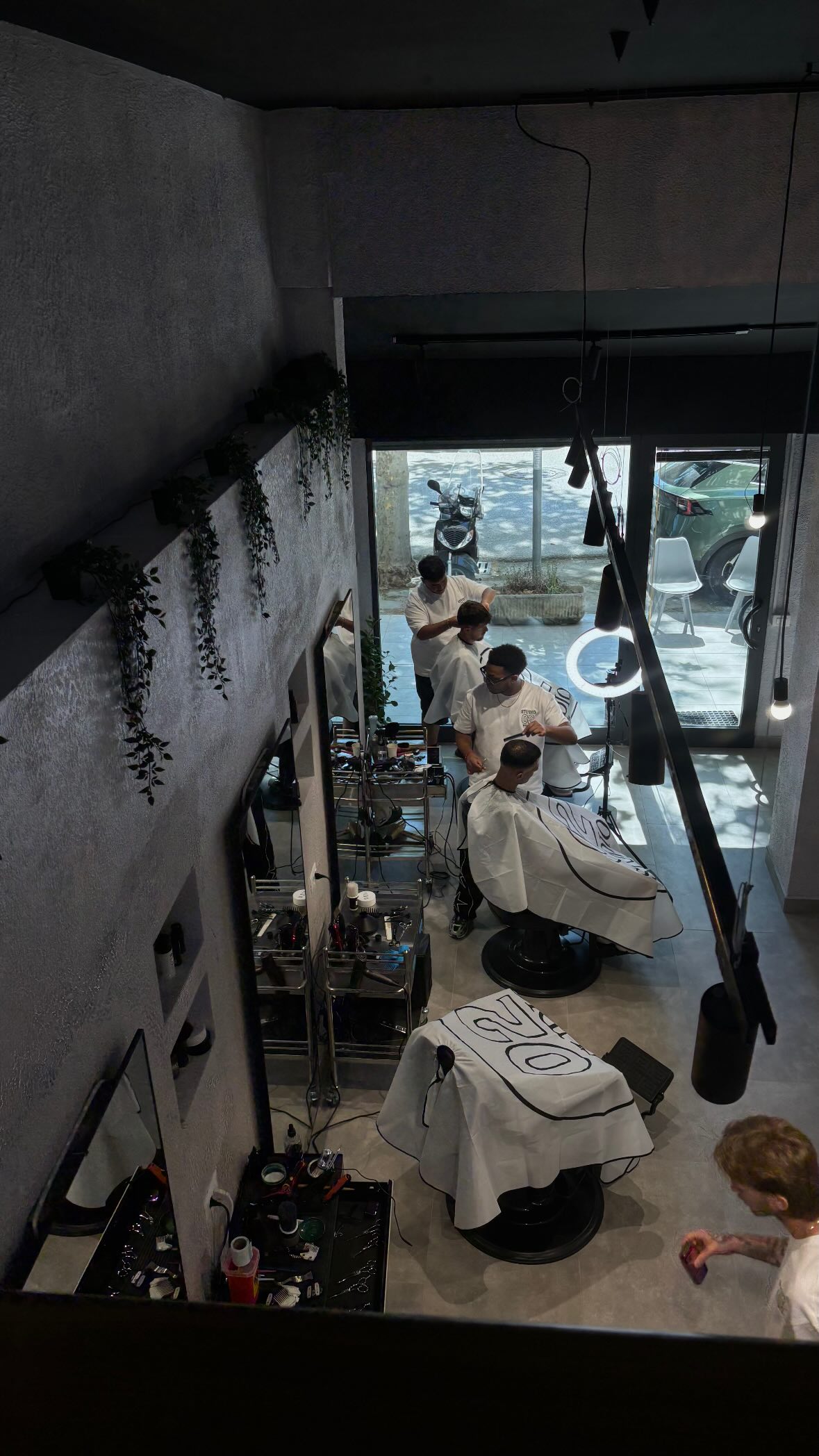 Mastro barbiere al lavoro